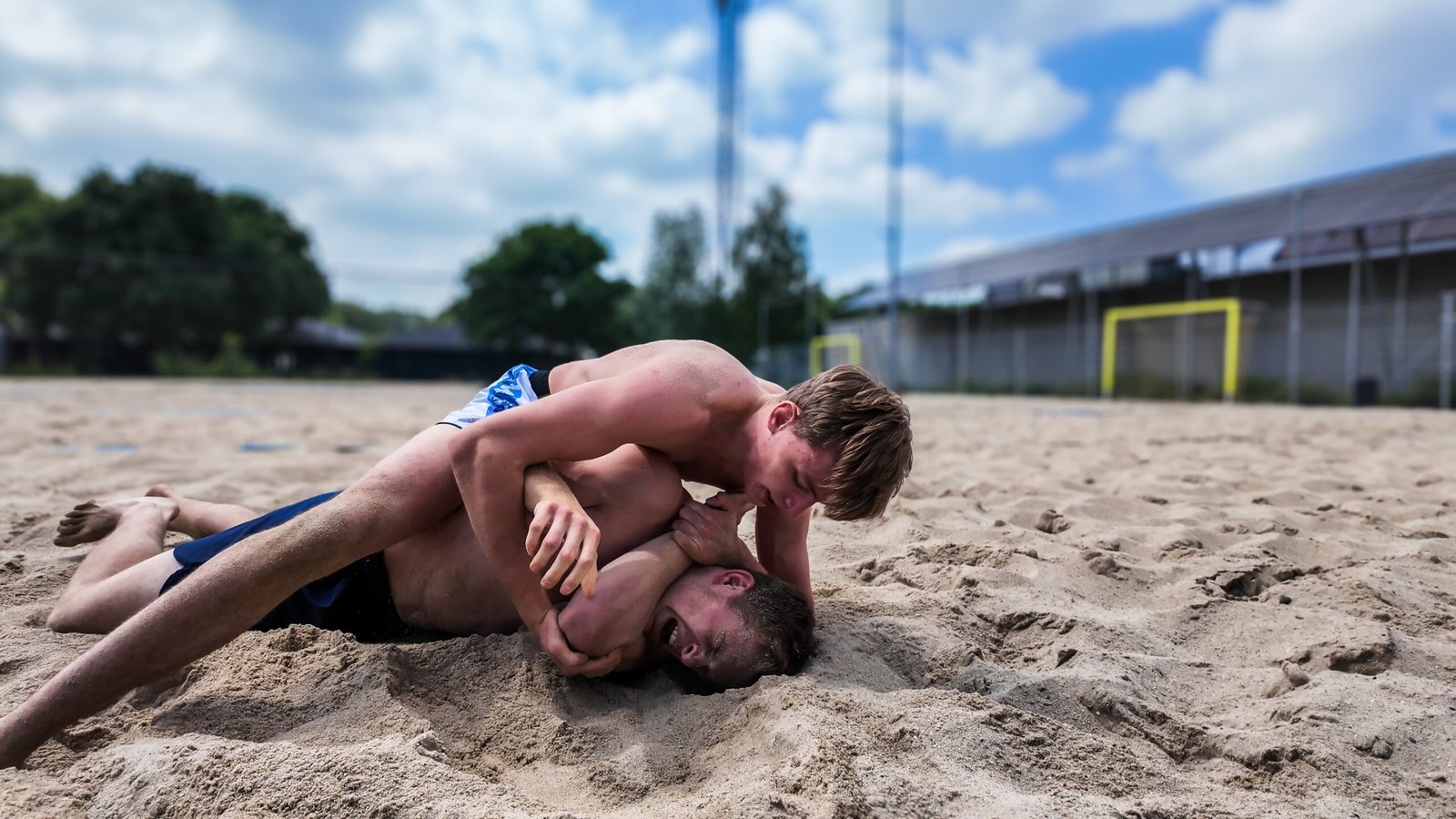 Beach Wrestling: Tijs vs. Bart